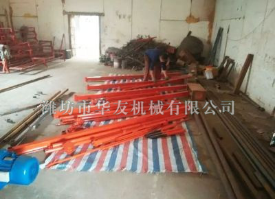 點(diǎn)擊查看詳細(xì)信息<br>標(biāo)題：華友機(jī)械直滑式吊運(yùn)機(jī)發(fā)貨現(xiàn)場(chǎng) 閱讀次數(shù)：7322